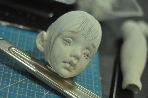 Alcedo Sculpting Tutorials, Doll Making Tutorials, Sculpture Art Clay, Sculpted Doll, Polymer Clay Dolls, Clay Art Projects, Sculpting Clay, Doll Tutorial, Doll Repaint