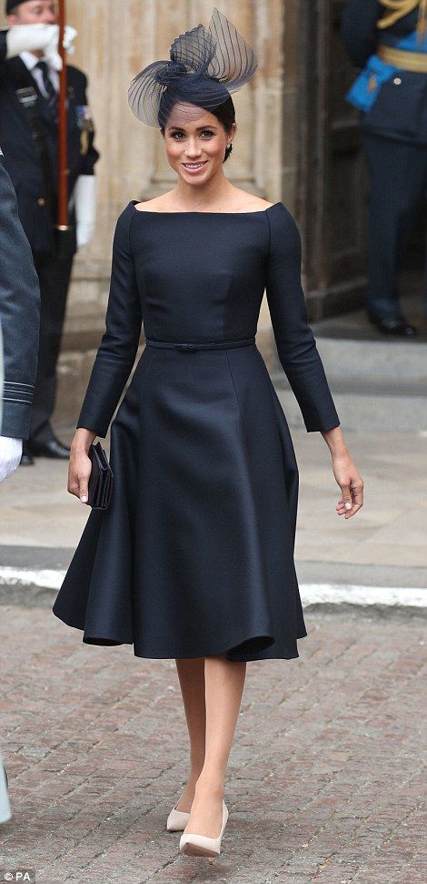 Curve ball: Based on the cut and style of Meghan's elegant bateauneck frock, royal watcher... #meghanmarkle Class Dress, Celebrity Inspired Dresses, Prins Harry, Robes D'occasion, Afrikaanse Mode, Inspirational Celebrities, Dresses Vintage, Evening Gowns Formal, African Fashion Dresses