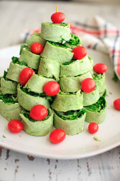 A Christmas tree pita pinwheel appetizer that is an adorable hit for any holiday party. Customizable and easy finger food! Cucumber Christmas Tree, Christmas Pinwheels, Salmon Christmas, Christmas Party Finger Foods, Deco Cupcake, Christmas Finger Foods, Easy Christmas Party, Pinwheel Appetizers, Vegetarian Christmas