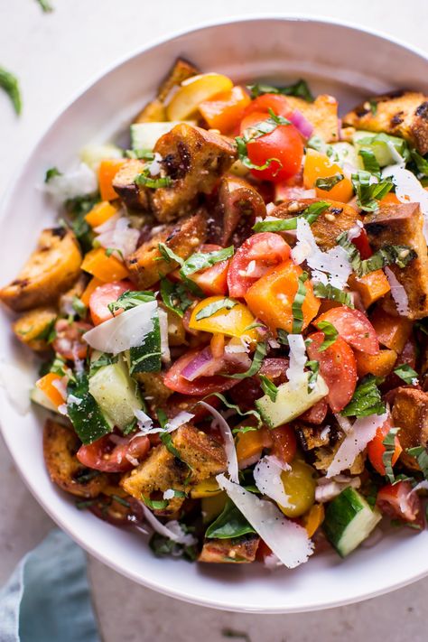 Panzanella is a classic vegetarian tomato and bread salad that's fresh, flavorful, colorful, and makes a healthy meal or side salad. Tomato And Bread Salad, Bread Salad Recipe, Panzanella Salad Recipe, Tomato Bread, Panzanella Salad, Bread Salad, Salad Bar, Side Salad, Delicious Salads