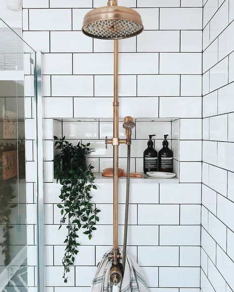 We're infatuated with this beautiful shower scene 🛁 The stunningly simple subway tiles, fabulous gold shower and botanical highlights has left our heads spinning with envy this Friday. And just look at that recessed shower storage - a big, big favourite of ours at Drench HQ. So much luxury in one photo! 📸: @apogee_interiors - #traditionalbathroom #goldshower #goldbathroom #subwaytile #whitetiles #showerdesign #bathroomdesign #bathroomgoals #bathroominspo #bathroomsofinstagram Desert House, Interior Minimalista, 아파트 인테리어, Subway Tiles, Small Bathroom Decor, Bathroom Inspo, Real Simple, Decoration Inspiration, Humble Abode