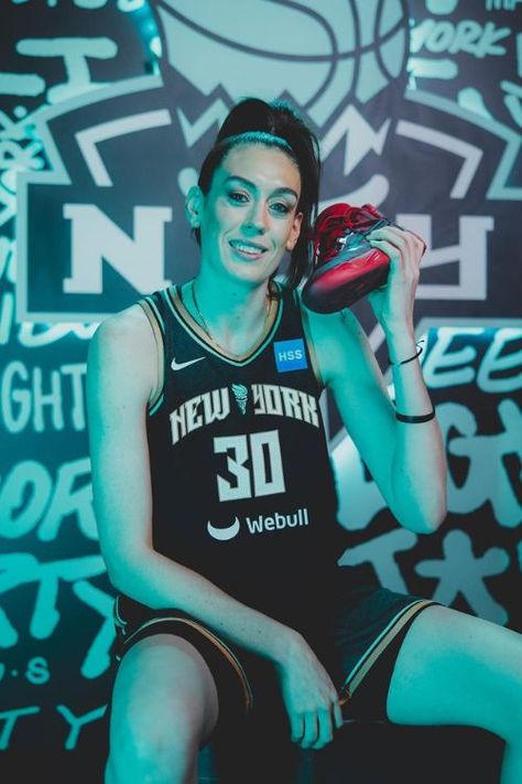 Breanna Stewart Basketball, Wnba Women, Ball Photoshoot, Breanna Stewart, Brother And Sister Relationship, Nba Funny, Medical Background, Biological Father, Age Gap