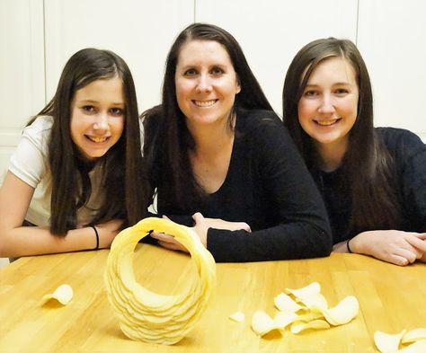 Pringle Ringle Challenge looks like an Easter basket Date Myself, Cc Challenge A, Family Night Activities, Kiss Party, Valentine's Day Party Games, Fun Games To Play, Church Youth Group, Candy Bar Party, Crazy Games