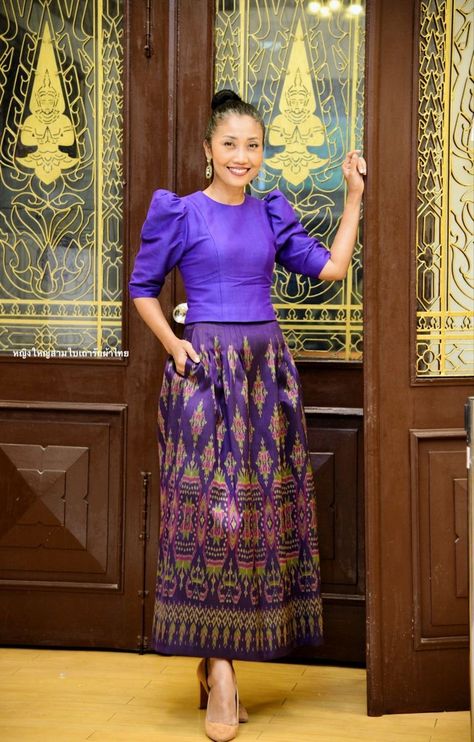 Traditional Outfits Malaysia, Thai Outfits, Ikkat Design, Laos Clothing, Skirt With Top, Asian Traditional Fashion, Party Dress Classy, Thai Fashion, Skirts Outfits