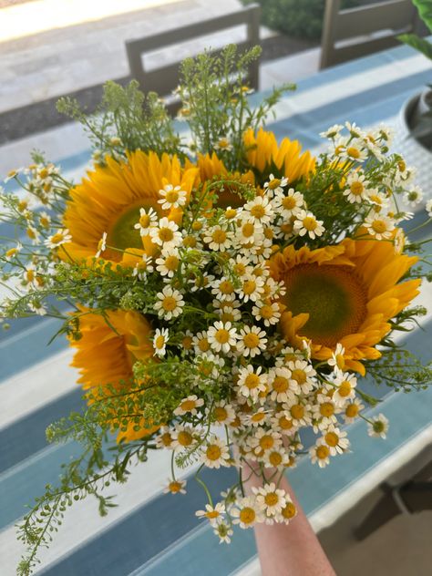 flowers, sunflowers, Sunflower Daisy Bouquet, Sunflower And Daisy Bouquet, Sunflowers Aesthetic, Sunflower And Daisy, Universe Aesthetic, Sunflower Arrangement, Flower Aesthetics, Flower Pic, Jar Fillers