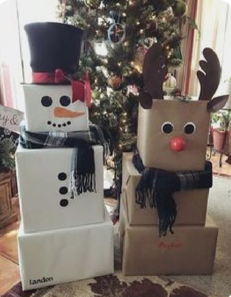 Unique Gift Wrapping Christmas, Christmas Wrapping Diy, Xmas Gift Wrap, Christmas Presents For Kids, Gift Towers, Christmas Gift Basket Ideas, Gift For Mom Christmas, Snowman Gifts, Office Christmas Decorations