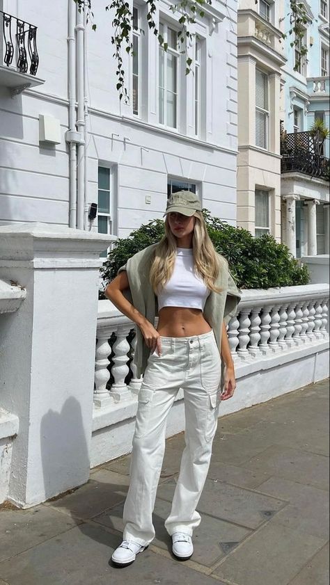 Emily Venz Outfits, White Cargo Pants Outfit Winter, Madrid Outfits Summer, Cargo Pants Outfit Summer, Outfit Ideas Cargo, White Cargo Pants Outfit, Outfit Ideas Cargo Pants, Emily Venz, White Painters Pants