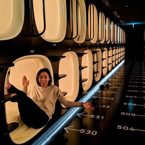 Airport Sleeping Pods, Scrolling Instagram, Singapore Changi Airport, Munich Airport, Paris Airport, Sleeping Pods, Smart Bed, Heathrow Airport, Airport Hotel