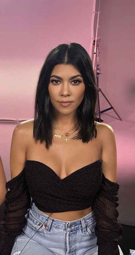 Kourtney Kardashian Hair, Khloe Kardashian Hair, Estilo Kardashian, Kardashian Hair, Kourtney Kardashian Style, Short Dark Hair, Kardashian Outfit, Kardashian Style, Kourtney Kardashian