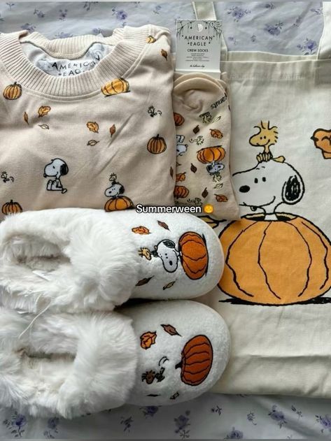 Snoopy Fall Autumn, Snoopy Outfit, Fall Pjs, Her Drawing, Halloween Breakfast, Halloween Facts, School Homework, Fall Mood Board, Snoopy Wallpaper