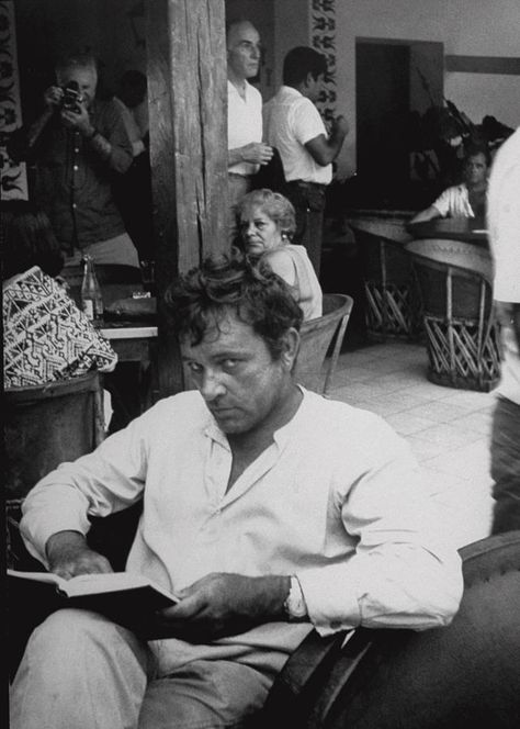 Burton And Taylor, Gjon Mili, Night Of The Iguana, Celebrities Reading, People Reading, Richard Burton, Robert Frank, Star Reading, Old Hollywood Stars