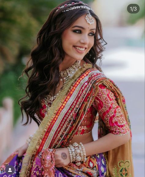 Indian Bride Hairstyle With Matha Patti, Curly Hair Bridal Hairstyles Indian, Hairstyle Ideas For Lehenga, Hairstyle With Sari, Matha Patti Hairstyle, Mehendi Hairstyles Brides, Sangeet Hairstyles For Bride, Nikkah Hair, Lehenga Poses