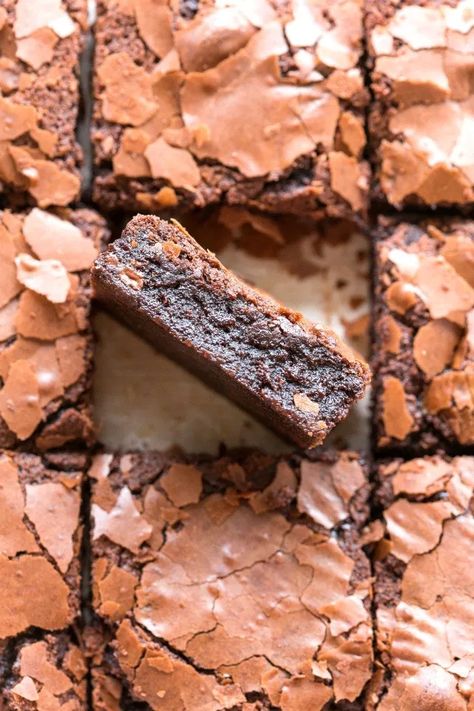 Best Fudgy Keto Brownies recipe ever- No flour, no oil and no sugar needed! Gooey, rich and better than a box mix! Brownies Caramel, Dolce Poche Calorie, Low Carb Brownies, Postre Keto, Keto Friendly Desserts, Keto Brownies, Recetas Keto, Low Carb Sweets, Sweet Cravings