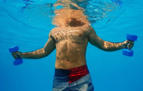 Underwater Strength Training: Serious Workout or Dumb Instagram Trend? Workouts Men, Best Workout Routine, Water Aerobics, Fitness Home, Instagram Trends, Photos Of People, Best Workout, Men’s Health, Men's Health