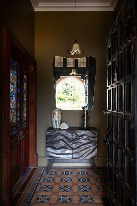 British House Interior, George Nelson Lamp, Kelly Wearstler Wallpaper, English Coast, Platner Chair, British Houses, Arch Digest, British House, Gothic Interior