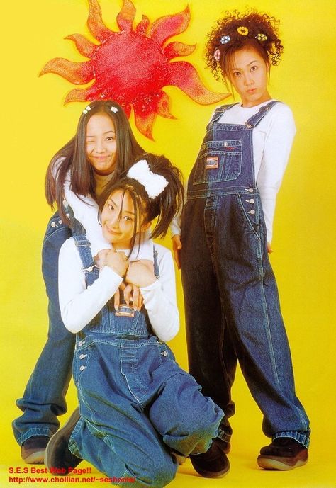 90s Group Outfits, Cute Casual Poses, S E S Kpop Dreams Come True, Y2k Group Outfits, 2000s Style In Japan, 90s Asian Fashion, Korean 90s, For School Outfits, 2000s Pictures