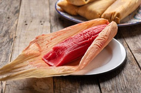 Si tus tamales de dulce son tus favoritos, aquí te comparto la receta tradicional. The post Cómo hacer los famosos tamales rosas de dulce: Receta tradicional appeared first on Cocina Vital - Recetas fáciles. Authentic Tamales Recipe Beef, How To Make Sweet Tamales, Tamales In Crockpot, Mexican Sweet Tamales Recipe, Meat Recipes Healthy, Authentic Mexican Tamales, How To Reheat Tamales, Tamales Guatemaltecos, Traditional Tamales Home Made