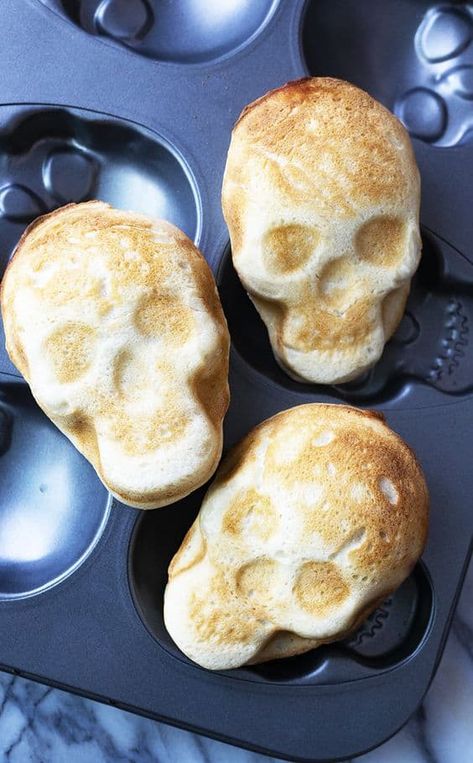 31 Simple Halloween Snacks for a Party » Lady Decluttered Skull Pizza, Easy Halloween Treats, Halloween Food Treats, Pinned Post, Halloween Treats Easy, Halloween Appetizers, Halloween Goodies, Halloween Food For Party, Halloween Snacks