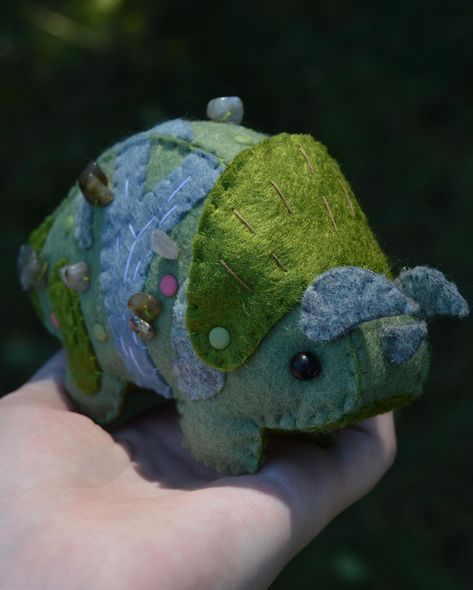 Last plush in todays update! Just a Nature Triceratops. Pattern by TypingWithTea! - #handmade #homemade #diy #sewing #felt #feltart #fiber… | Instagram Triceratops Plush Pattern, Triceratops Sewing Pattern, Felt Dragon Pattern Free, Felt Dinosaur Pattern Free, Dino Sewing Pattern, Felt Triceratops, Dinosaur Sewing Pattern, Stegosaurus Plush, Dino Crafts