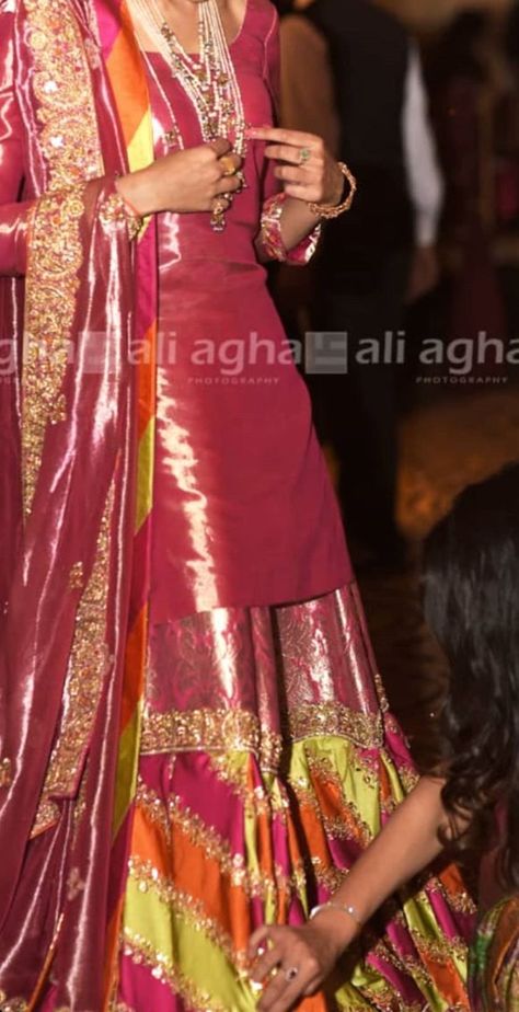 Chatapati Gharara Pakistani Bridal, Chatta Patti Gharara, Chata Pati Gharara, Banarasi Garara Designs, Chatapati Gharara, Gharara Designs, Wedding Outfits For Women, Mehndi Dress, Velvet Dress Designs