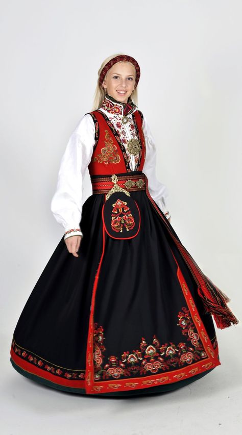 Norway Bunad: The traditional folk costume of Norway, worn by Norwegians at weddings, formal occasions and on the National Day. Norwegian Dress, Norwegian People, Norwegian Clothing, Scandinavian Dress, Scandinavian Costume, Norwegian Heritage, Costumes Around The World, Folk Clothing, National Dress