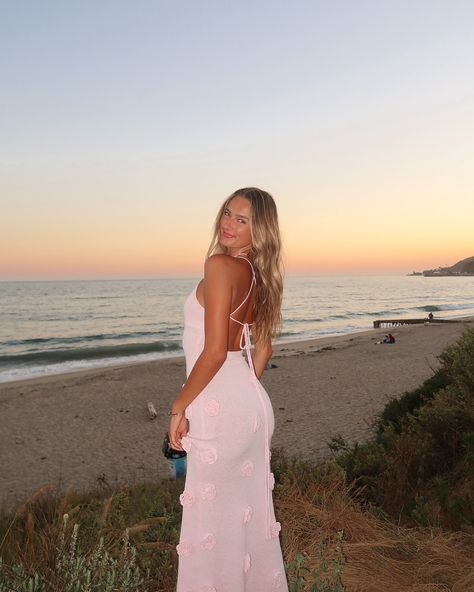 sunset pit stop 🌅🌸 White Dress Sunset Photoshoot, Sunset Photos Instagram, Vacation Photo Inspiration, Solo Digital Pics, Posing At The Beach, Sunset Inspo Pics, Sunset Digital Camera Pics, Sunset Beach Photos Aesthetic, Spring Break Photos