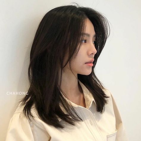 Korean Haircut Straight, Medium Layered Haircuts Asian, Shoulder Length Hair With Layers Asian, Korean Medium Length Hair, Asian Shoulder Length Hair With Layers, Asian Haircuts For Round Faces, Medium Asian Haircut, Cute Medium Length Haircuts With Bangs, Wof Cut Hair