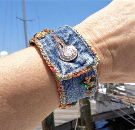 Recycled Denim Jewelry, Denim Jean Crafts, Things To Make From Old Jeans, Denim Seams Projects, Denim Crafts Upcycling, Recycled Denim Clothes, Jean Bracelets, Denim Diy Projects, Diy Denim Bracelets