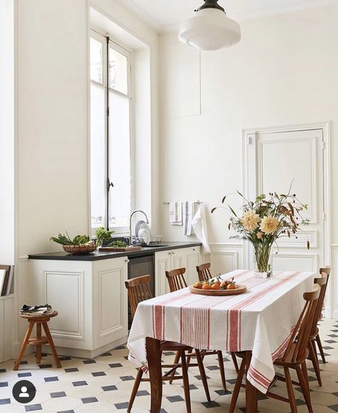 French Appartement, Kitchen Parisian, Apartment Parisian, Bedroom Parisian, Paris Apartment Interiors, Timeless Kitchens, Bedroom Paris, Parisian Kitchen, Apartment Lighting