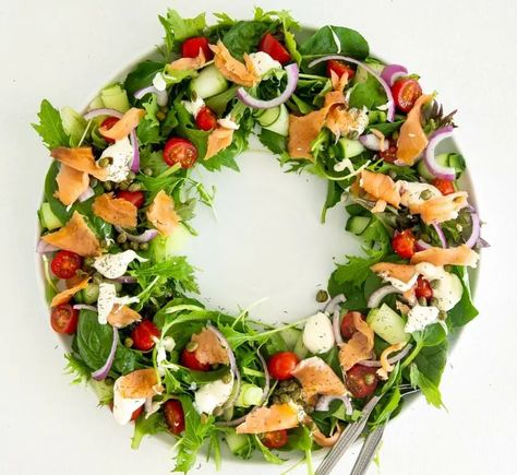 Smoked Salmon Wreath, Salad Wreath, Christmas Day Brunch, Smoked Salmon Platter, Smoked Salmon Salad, Cucumber Rolls, Cream Cheese Spread, Healthy Mummy, Red Onion Relish