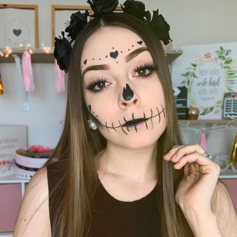 Mónica Llaca on Instagram: “Algo más fácil. Corran a mis historias a ver éste look para el Día de muertos 😍✨ utilizando productos de @renattacosmetics” Xare, Creepy Halloween Makeup, Halloween Makeup Diy, Halloween Makeup Easy, Día De Muertos, Halloween Costumes Makeup, Beauty Creations, Horror Movie Characters, Trendy Halloween