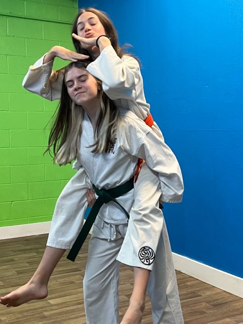 Karate Aesthetic, Karate Picture, Karate Photos, Karate Quotes, Besties Pictures, Taekwondo Girl, Women Karate, Bjj Jiu Jitsu, Female Martial Artists