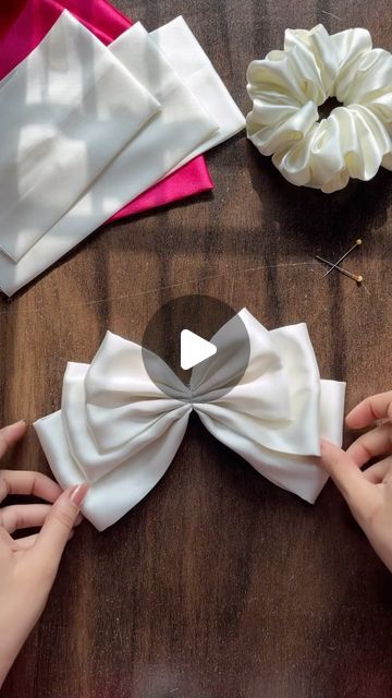 Bow Tie For Hair, Diy Satin Bow, How To Make A Bow With Ribbon For Hair, Diy Bow Hair Clips, Satin Bow Diy, Fabric Bows Diy, Fabric Bow Tutorial, Hair Bow Diy, Hair Bow Making