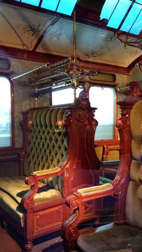 Victorian Train Aesthetic, Vintage Train Aesthetic, Victorian Train, Steampunk Train, Cool Interiors, Railway Accidents, Train Interior, Estilo Kitsch, Luxury Train