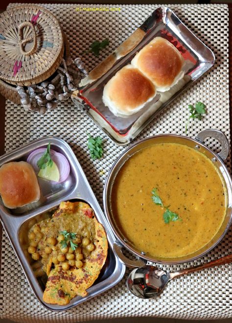 Chana Ros or Chanya Ros (Dry White Peas Goan Curry) with Omelette and Pav – Masalachilli - A Complete Vegetarian Food Experience! Goan Curry, Veg Breakfast Recipes, Veg Breakfast, Cooking Tuna Steaks, Goan Food, Cooking Chicken Wings, Cooking Tofu, Goan Recipes, Vegetarian Breakfast Recipes