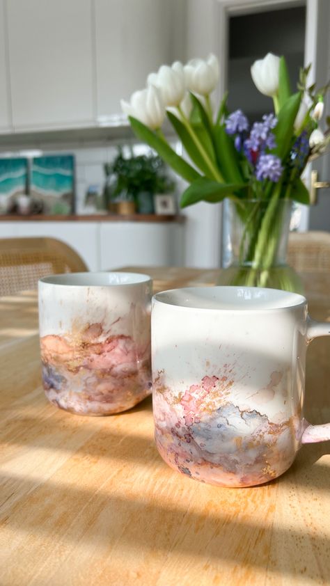 Alcohol Ink Mugs, Alcohol Ink Ideas, Ink Pot, Alcohol Ink Glass, Pot Diy, Glitter Tumblers, Painted Mugs, Cement Crafts, Ink In Water