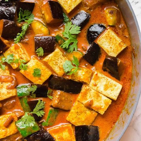 Thai Eggplant, Red Curry Recipe, Zucchini Aubergine, Lavender Macarons, Vegan Curry Recipes, Eggplant Curry, Tofu Curry, Vegan Eggplant, Eggplant Zucchini