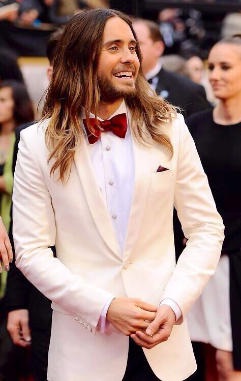 Jared Leto on the red carpet at Oscars 2014 White Tuxedo Wedding, Ivory Tuxedo, Red Bowtie, Oscars 2014, White Tux, Black And White Suit, Oscar Fashion, Fashion Trend Forecast, White Tuxedo