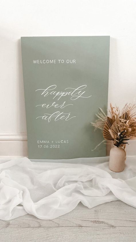 Wedding welcome sign on wood - painted in sage green and written with elegant calligraphy in white. Sage Green Wedding Theme, Dark Green Wedding, Olive Green Weddings, Wedding Welcome Board, Green Event, Green Themed Wedding, Wooden Welcome Signs, Sage Wedding, Elegant Calligraphy