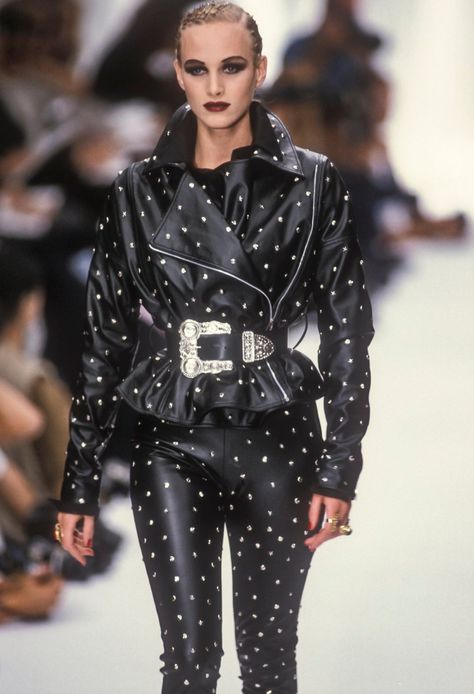 1990s Fashion, Couture Runway, Dark Fashion, Funny Art, Leather Fashion, Cool Outfits, Spring Summer, Queen, Couture