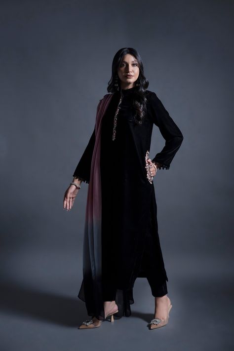 Pakistani Wedding Clothes, Black Velvet Trousers, Dupatta Ideas, Ombre Dupatta, Dupatta Design, Velvet Dupatta, Linen Style Fashion, Desi Fits, Mom Daughter Outfits