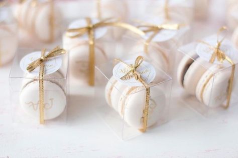 Macaroon Wedding Favors, Wedding Presents For Guests, White Macarons, Gold Macarons, Couple Initials, Lavender Macarons, Wedding Sweets, Wedding Letters, Gold Wedding Cake