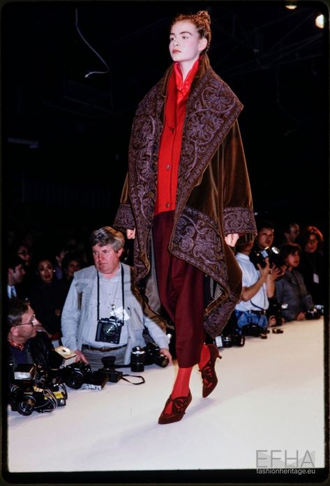 Fashion show Romeo Gigli | Romeo Gigli (Designer); Paul van Riel (Photographer) - Europeana Collections 1989 Fashion, Vintage Fashion 70s, 1980s Fashion Trends, Paris March, Masc Fashion, Romeo Gigli, Fashion Reference, Vintage Cape, Fashion Design Collection