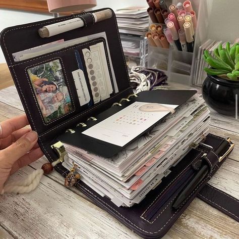 Melinda on Instagram: "Today was a busy day! Needless to say… I have to share a repost today! It’s going to be a busy week! I’m thankful tomorrow is the halfway point! 🙌🏼" Sampul Binder, Franklin Planner, Planner Wallet, Life Planner Organization, Ring Planners, Budget Book, Planner Obsessed, Filofax Planners, Stationary School