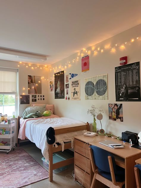 Light Dorm Room Ideas, Common Room Decor, Small Dorm Room Ideas, Auburn Dorm, Wall Decor Dorm Room, Room Ideas Dorm, Dorm Room Ideas For Girls, Room Ideas For Girls, Collage Dorm