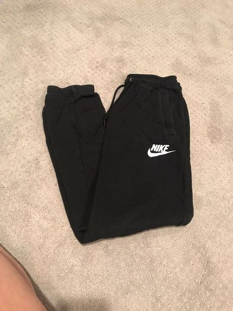 Nike Style Women, Nike Sweatpants Women, Tuta Nike, Cute Sweatpants Outfit, Sweatpants Women, Cute Sweatpants, Hype Clothing, Cute Nike Outfits, Cute Lazy Outfits