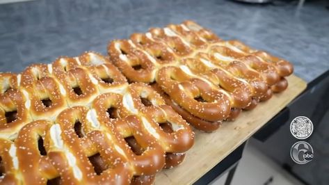 Philly Soft Pretzel Recipe, Hard Pretzel Recipe, Hard Pretzels Recipe, Philly Pretzel Factory, Philly Pretzel, Pretzel Recipe, Soft Pretzel Recipe, Pretzel Shape, Plant Based Diet Meal Plan