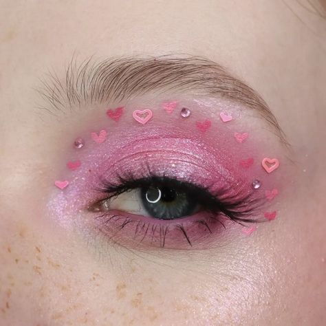 Untitled on Tumblr Coloured Eyeliner, Taylor Swift Makeup, Concert Makeup, Rhinestone Makeup, Valentines Makeup, Dope Makeup, Colored Eyeliner, Taylor Swift Outfits, Garden Fairy