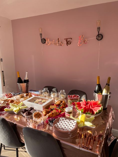 Hen Party Buffet, Hen Do Food Ideas, Hen Party Breakfast Ideas, Hen Do Breakfast Ideas, Bachelorette Breakfast Ideas Mornings, Bride To Be Brunch Ideas, Bride To Be Breakfast, Hen Party Table Setting, Hen Do Breakfast