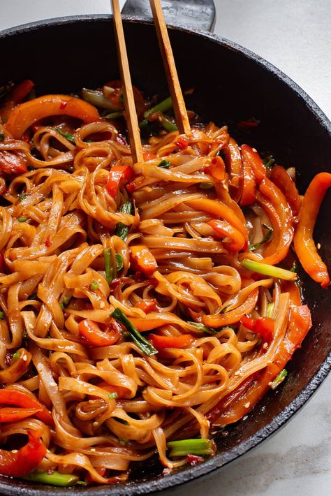 Stir Fry Roman Noodles, Easy Rice Noodle Stir Fry, Stir Fry With Noodles Recipe, Thai Fried Noodles, Stir Fry Rice Noodles Recipe Easy, Wok Stir Fry Recipes, Dragon Noodles Recipes, Stir Fry Rice Noodles Recipe, Drunkin Noodles